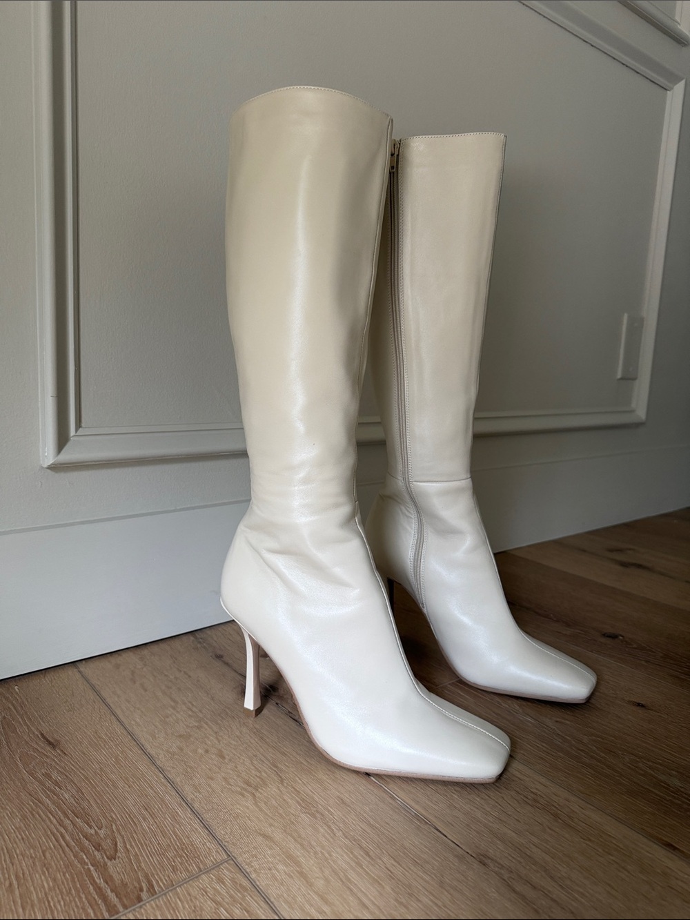 Tony Bianco fantasy Knee-High Leather boots- vanilla- size 9- white leather boot
